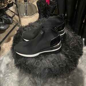 EUC MK Skyler bootie